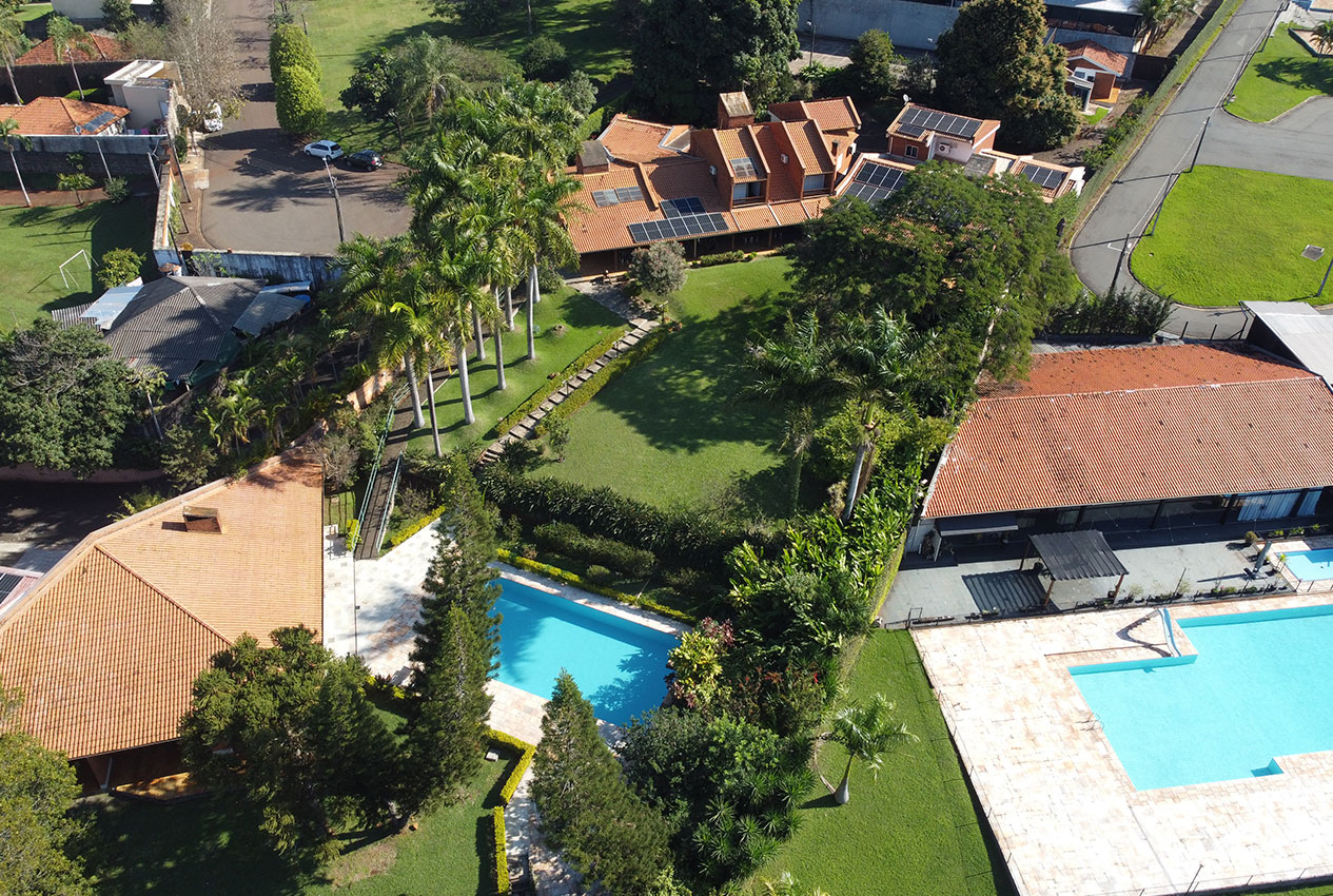 Área de lazer do Espaço Flamboyant com piscina e vista para o Lago Igapó